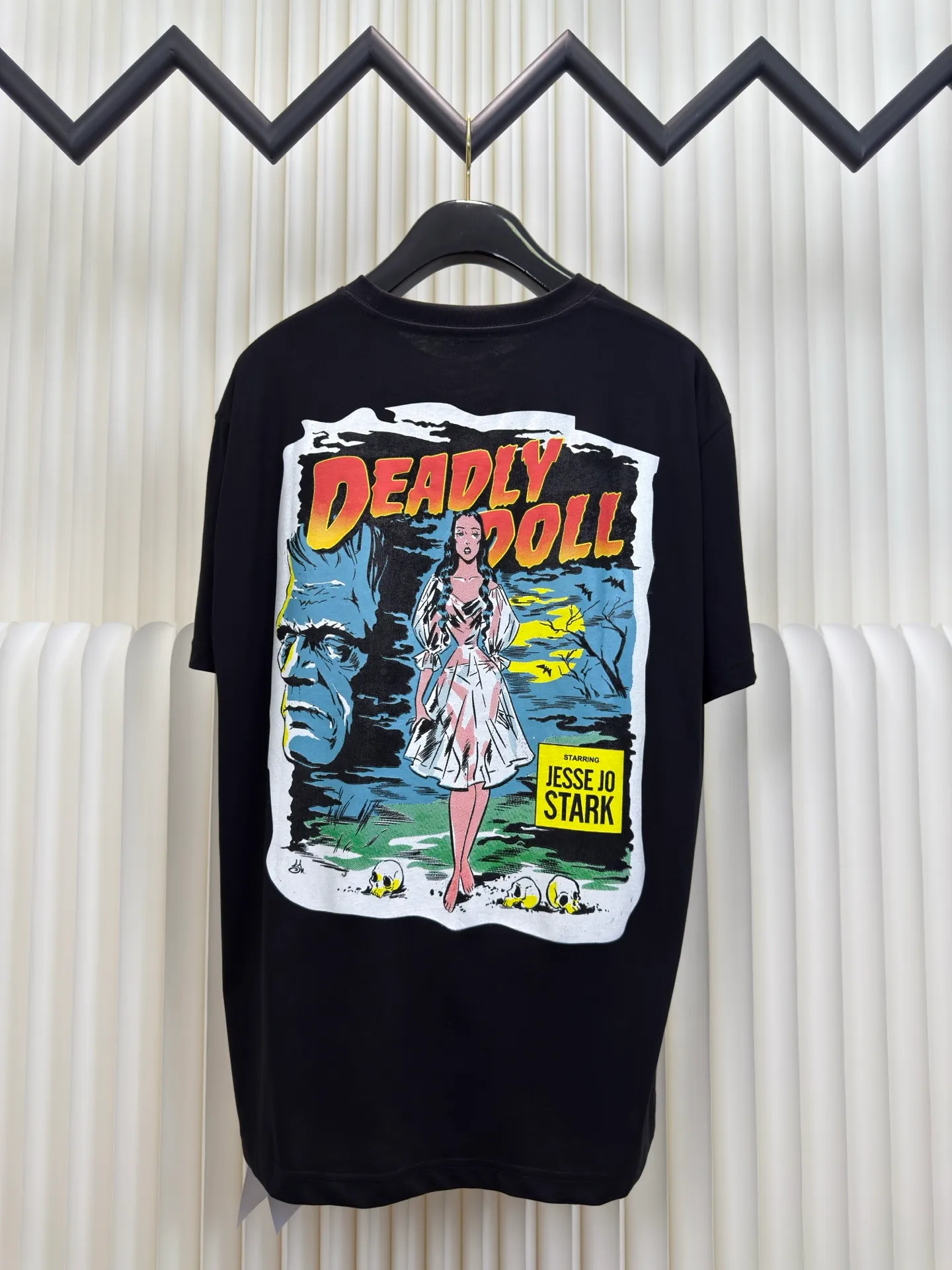P250 Chrome Hearts Deadly doll co-branded short-sleeved version. Authentic version - physical counter - top luxury quality. 🆚Instant sale of all versions on the market. The fabric is made of 26-woven 200g cotton. Printing is very important. The ink used in the original version is beyond the standard printing. General printing factories have no ability to restore it. After running many factories, the time paid off. Size S M L